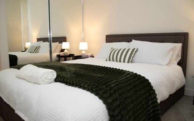 Clayton Luxe Retreat- Elegant 2 BDR With Balcony – Guest Rooms – Melbourne