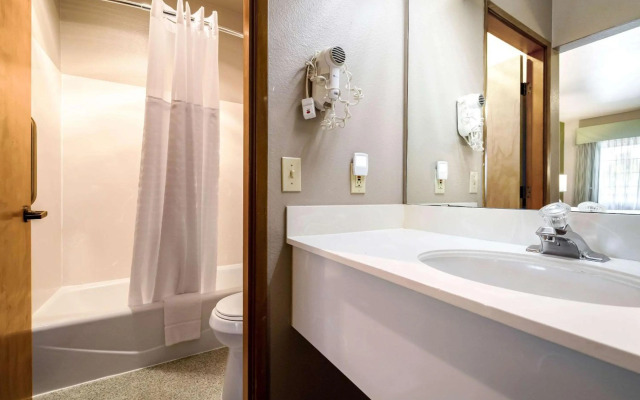 Quality Inn & Suites Bainbridge Island