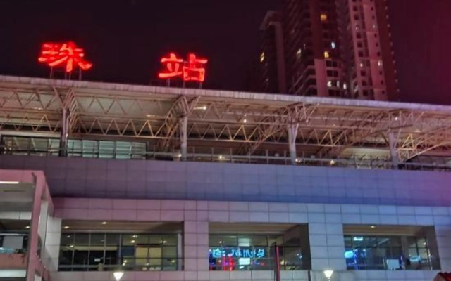 Zhuhai Pohu Hotel (Mingzhu Station)