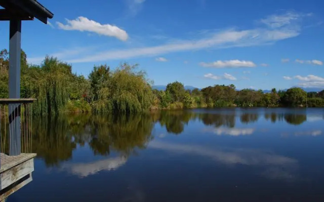 Aporo Pondsiders Luxury Cottages