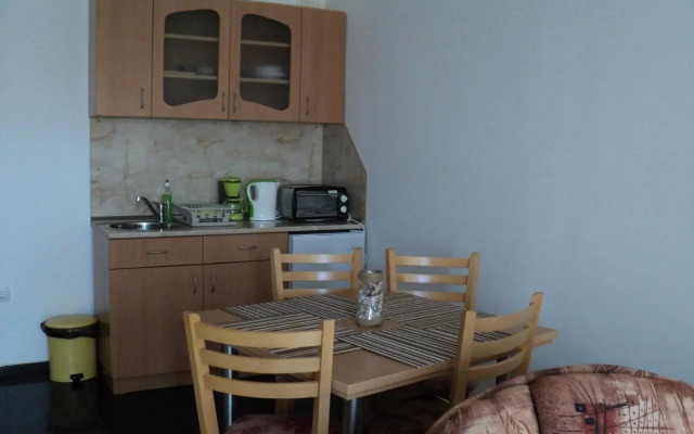 Meni Apartments and Guest Rooms