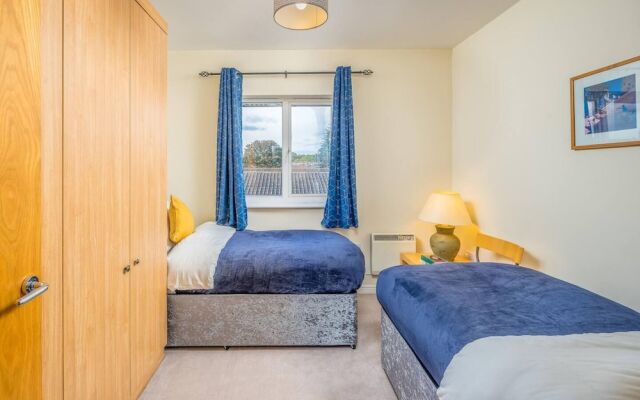 Cozy 2 bed Room Flat, Walking Distance From Excel