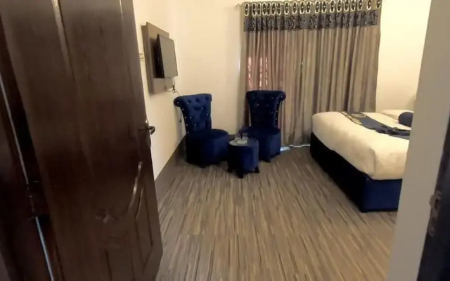 Hotel The Holiday