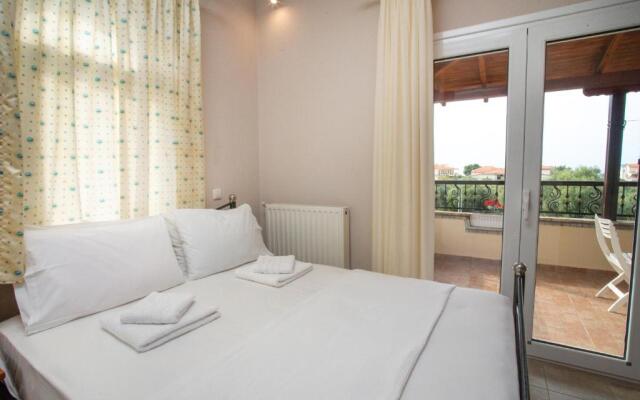 Private 6-bdrm Villa with garden 150m to beach