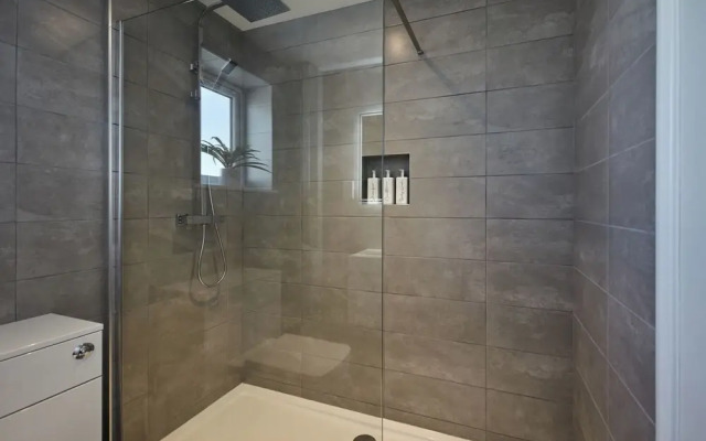 2022 Modern Home In Central Hayle With Parking
