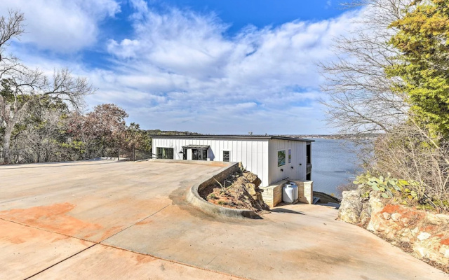 Luxury Lake Granbury Cliffside Home w/ Deck!