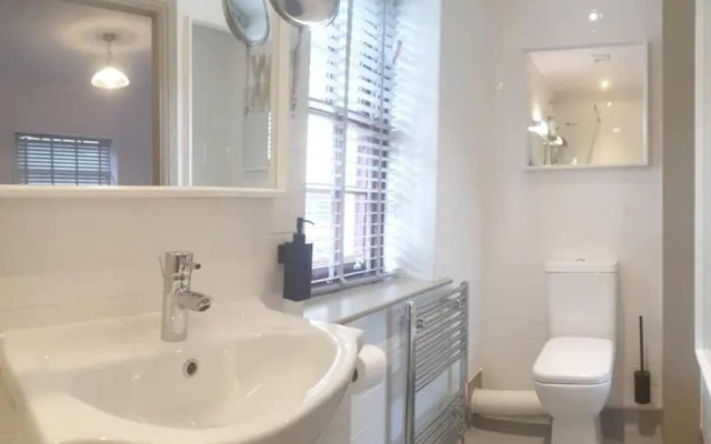 Buck - En-suite Room in Canalside Guesthouse