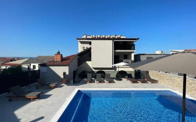 Apartments Villa Milas With Pool