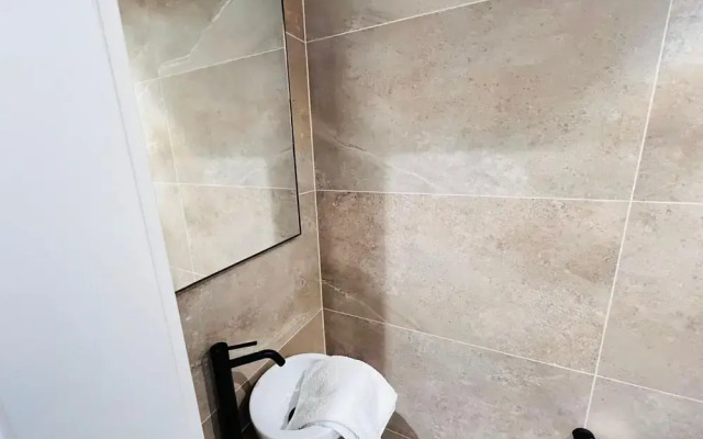 Beautiful one bedroom w balcony&parking