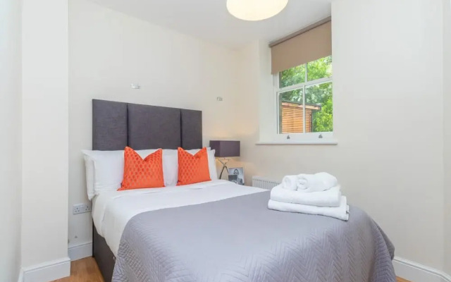 Two Bedroom Apartment in Hammersmith 201a, London