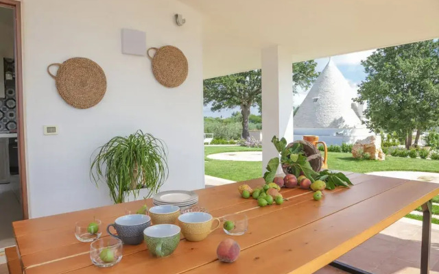 TD Trulli Saveni Trulli with Pool Near the Centre