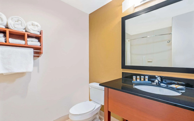 La Quinta Inn & Suites by Wyndham Midwest City - Tinker AFB