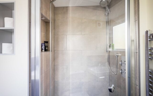 Beautiful 2-bedroom Flat in a Victorian House