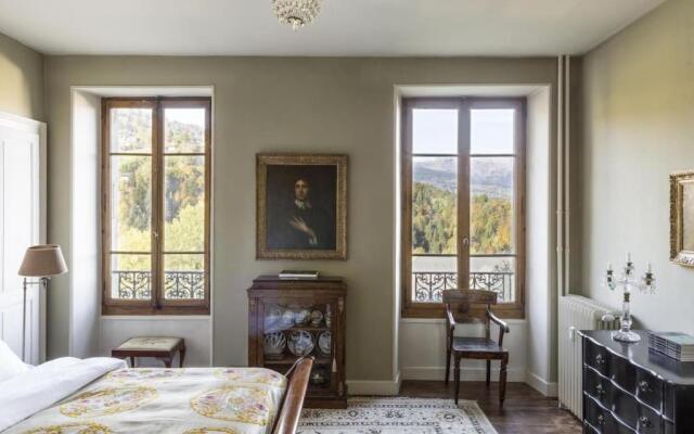 Luxury 2 bed apartment, central location with mountain views