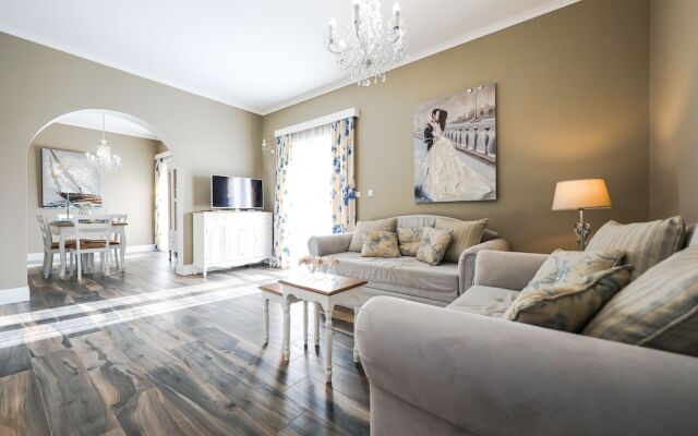 Villa Eleganza With Pool For 9 Guests , Zadar