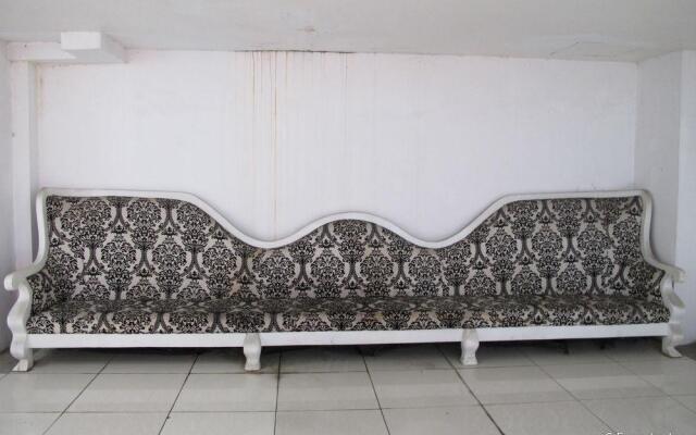 R Suites & Cafe