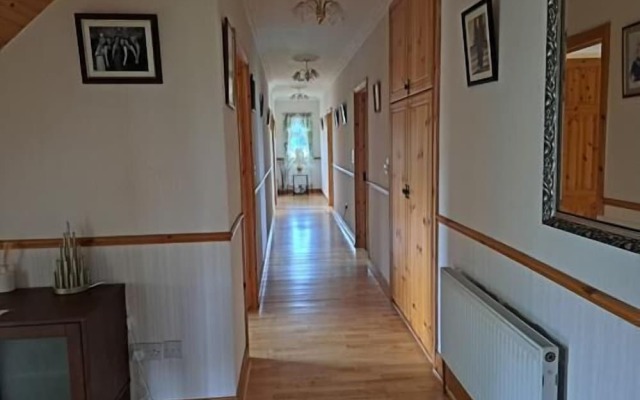 Spacious 6-bed House 10 Minutes From Knock Airport