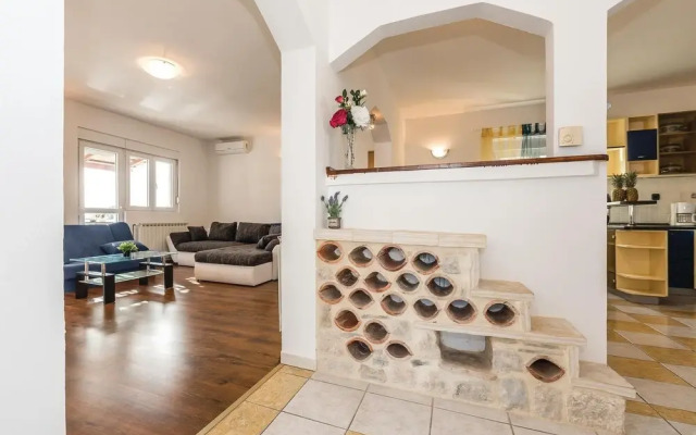 Beautiful Home in Brodarica With Wifi and 4 Bedrooms