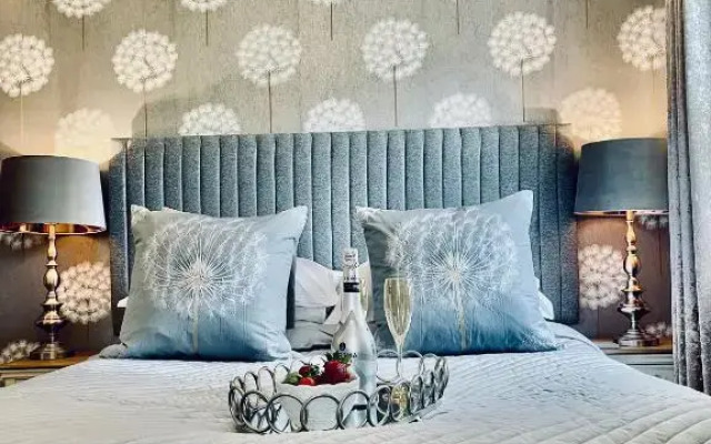 Cotswold Chic Retreats "Jacinabox" 5 Star Chipping Campden-Parking-Garden