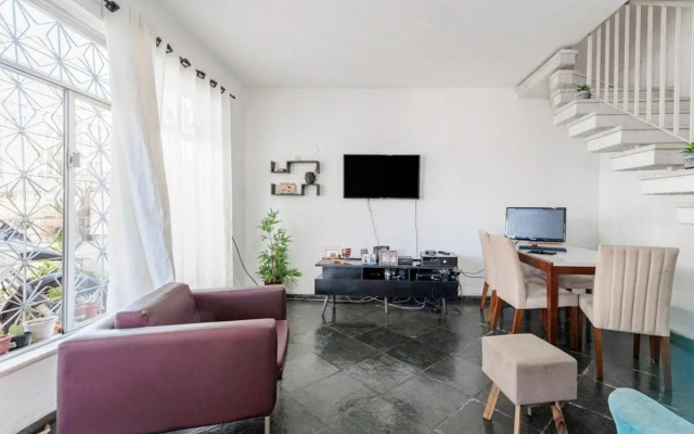 Quarto em residência tranquila e familiar