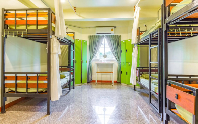 OYO 928 Leaf Hostel