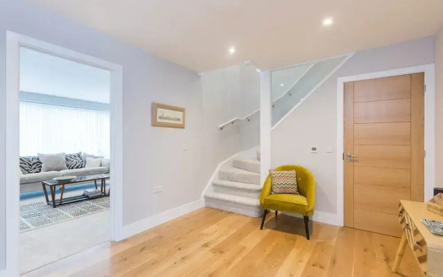 Stylish new Home With Parking - King Beds Garden