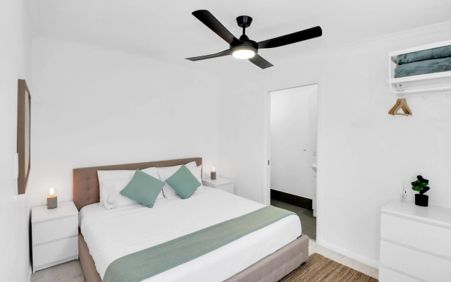The Cottage Coolum Beach - Private Outdoor Spa, Fire Pit, Cinema Room – Guest Rooms – Coolum Beach