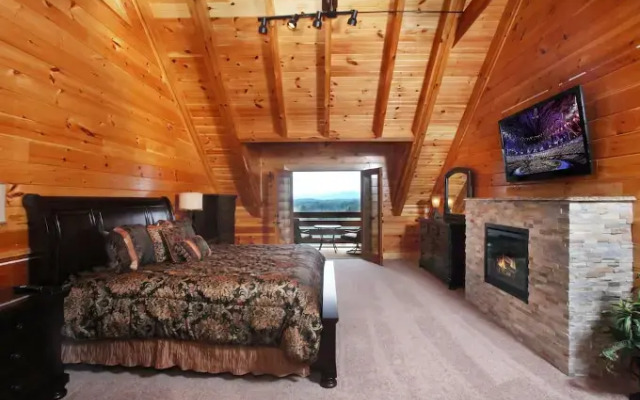 Serenity Mountain Pool Lodge - Nine Bedroom Cabin