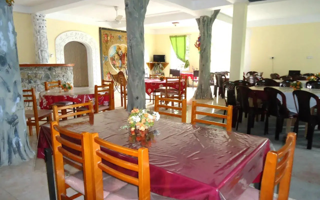 Lions Den Hotel
