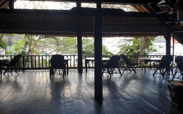 Topi Inn