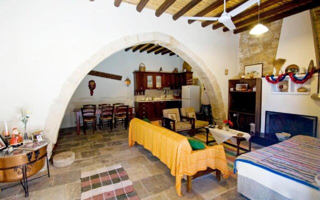 Vouni Lodge