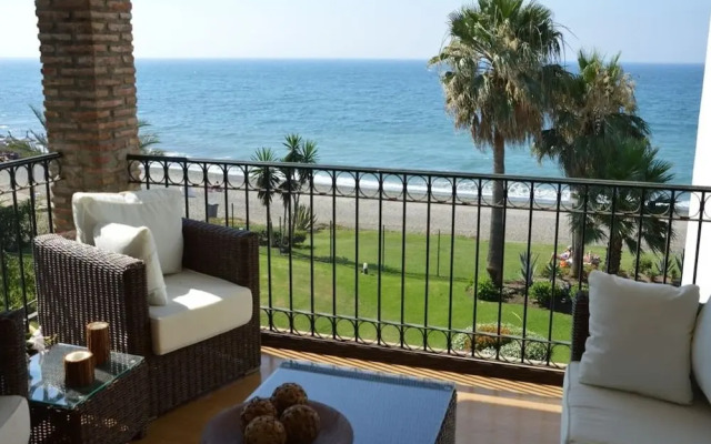 HB First beach line apartment in Hacienda beach Roomservice