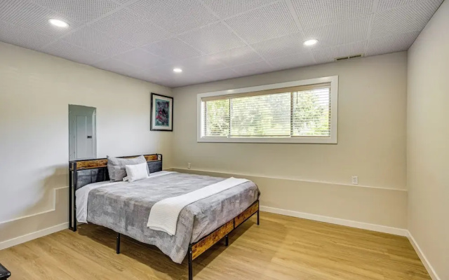 1 Mi to Puget Sound Shores: Modern Des Moines Apt!