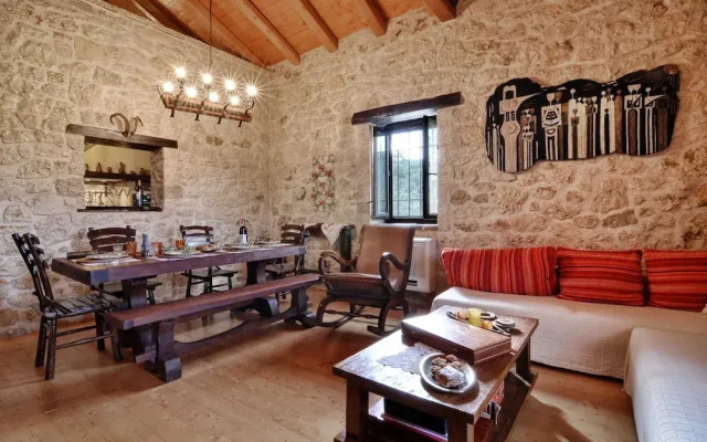 Stunning 8-bed Villa in Marmaro With Amazing View