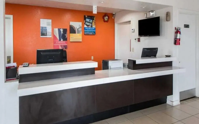 Motel 6 San Antonio, TX - Fiesta Trails