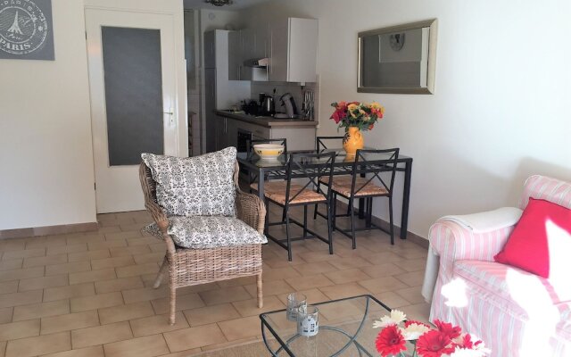 Modern Apartment in Juan-les-pins With Large Pool