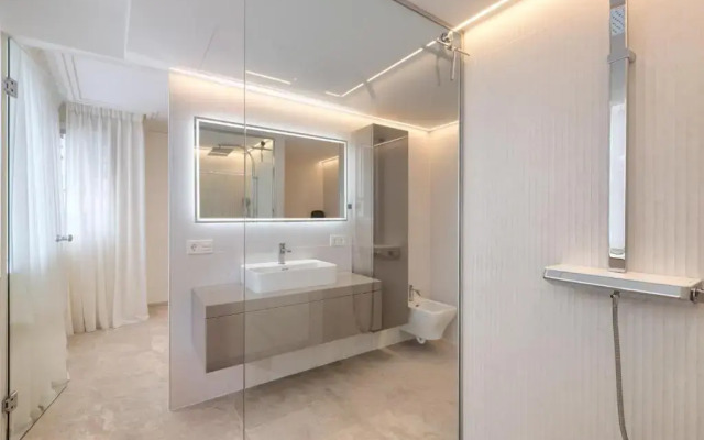 Luxury 3 Bedroom Beach Front Apartment in Marbella
