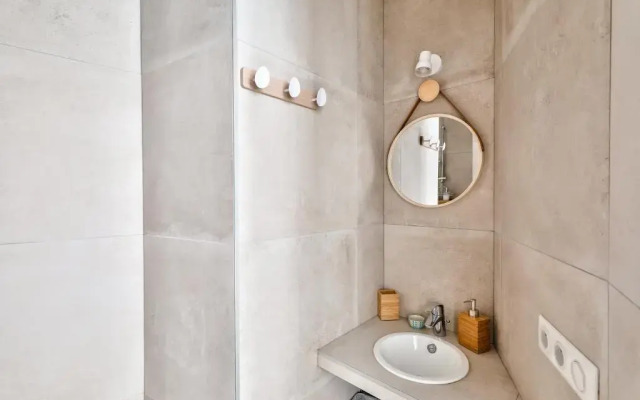 New Stunning 4 Bdrs Apt, With AC – Le Marais