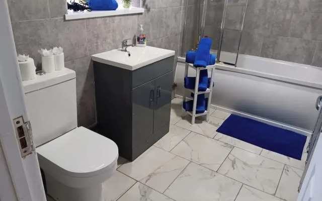 4 Bed-sleeps 9-private Garden-free Parking