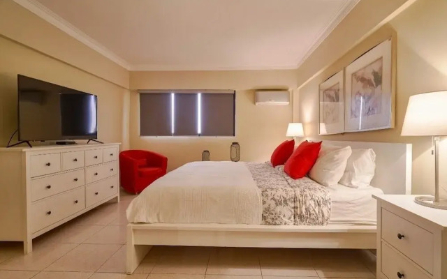 Penthouse in Evaristo Morales Sleeps 14