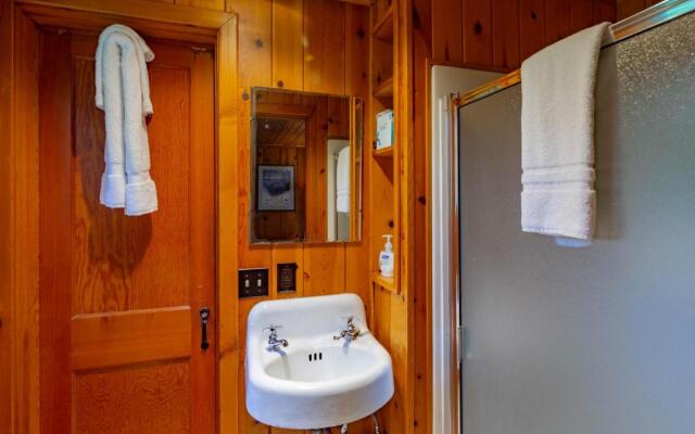 Lake Creek Lodge