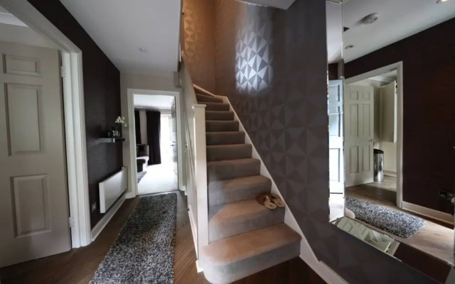 Luxurious 2 Bedroom House With Garden