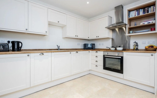 Real - Queens Serviced Apartments