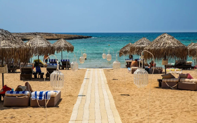 Sanders Crystal - Lovely  2-bdr Apt w Balcony