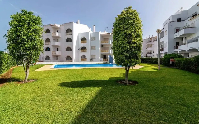Holiday 1 Bed Apartment With Pool in Albufeira