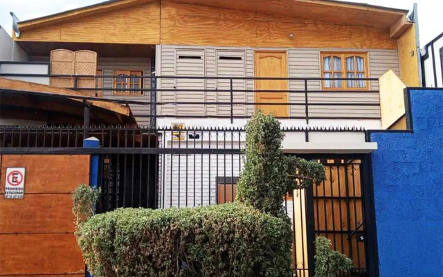 Un lugar encantador con una pequeña terraza