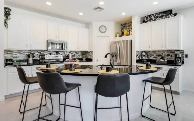 Pool, Fire Pit & Grill: Goodyear Home!