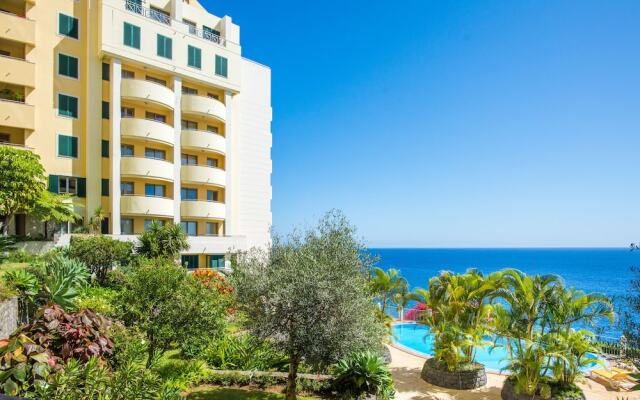 The Cliff Side Apartment by MHM