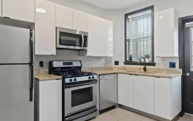 Charming DC Rowhouse Condo - Ideal Long-term Stay