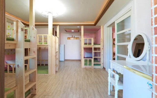 Favian Guest House